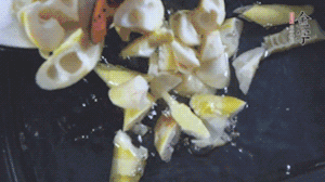 將淡咸肉、春筍、五花肉一起放入鍋中。