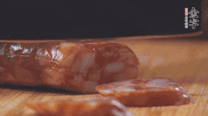 金字麻辣香腸切片，小青菜焯熟備用。