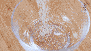 制作醬汁：1湯匙蠔油、1湯匙涼開水、2湯匙生抽、1/2湯匙白砂糖、少許辣椒圈。