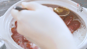 沿鍋邊倒一圈食用油蓋蓋，繼續(xù)小火燜8分鐘。