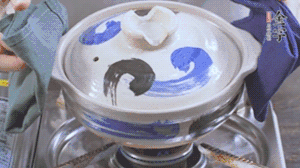 每隔30s將鍋傾斜一側(cè)。（受熱更均勻，鍋巴更噴香）