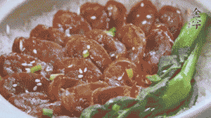 燜好后放入小青菜，均勻淋上醬汁，撒上蔥花或芝麻即可。