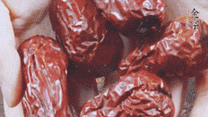 紅棗洗凈，對(duì)半剪開(kāi)。
