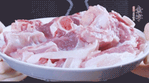 新鮮羊肉冷水入鍋，加姜片、清水焯水，除去血沫。