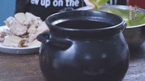 另起砂鍋，依次放入蘿卜、羊肉、火腿蹄片，加料酒、清水沒(méi)過(guò)食材。