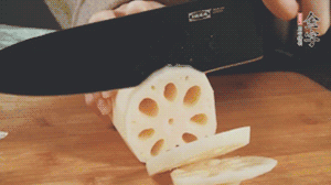 蔬菜清洗干凈切片。