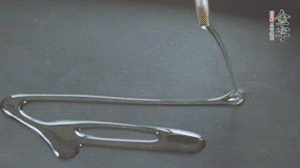 鍋中加少許油，爆香蔥姜蒜、香料 ，喜歡麻的也可以加點花椒！接著放入郫縣豆瓣醬煸炒出紅油。