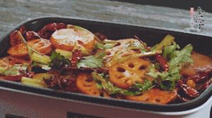 加入金字麻辣香腸，翻炒5分鐘左右。再加入之前準(zhǔn)備好的蔬菜，翻炒均勻，最后放入蝦。