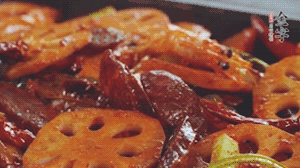 撒上芝麻和蔥，一道鮮香熱辣的麻辣香腸香鍋就做好了！