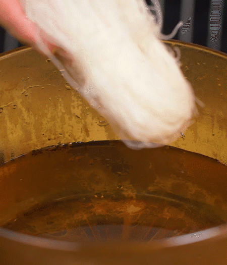 咸肉剁成咸肉糜，加入蔥姜末、香油攪拌均勻。