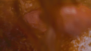 米放電飯鍋，倒入配菜，湯汁一起倒入（湯汁剛好沒過食材即可），電飯鍋開啟煮飯模式，煮好燜20分鐘，撒蔥花。