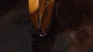 茄子切成長(zhǎng)條，拍上生粉入油鍋炸制。