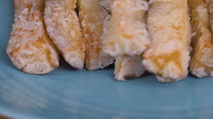 炸制油溫在7成左右，茄子炸至金黃色即可撈出。