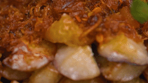 把茄子一條一條的擺好放在盤子上，上鍋蒸制3到4分鐘，出鍋后撒上蔥花。