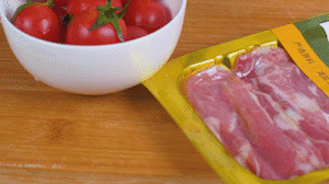 洋蔥、土豆切丁塊，火腿切小片，小番茄對(duì)半切開。