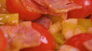 接著放入土豆和洋蔥，翻炒兩分鐘斷生。