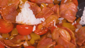 將米飯倒入鍋中搗散，同其他食材混合拌炒均勻關(guān)火。