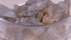 蝦去殼去蝦線，加姜絲、鹽腌制15分鐘，微煎1分鐘備用。