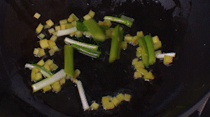 鍋中熱油，依次下姜粒、蔥段、蘆筍炒香。