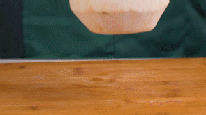 椰子切開頂部，把椰子水倒出，再把椰肉切片。