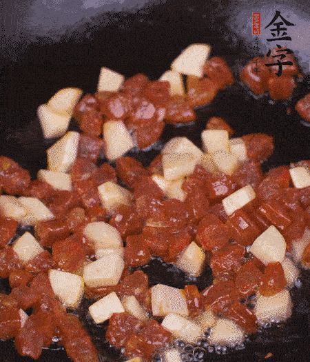 鍋中熱油，下香腸丁、茭白丁大火炒出香味。倒入米飯拍散，炒2～3分鐘。