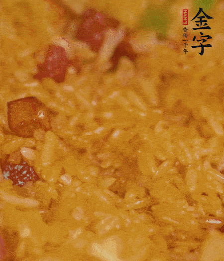 放一撮鹽、生抽少許，倒入炸好的芋頭。最后撒蔥花、蒜末翻炒均勻。