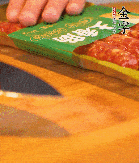 洋蔥切丁，金字土香腸切片。