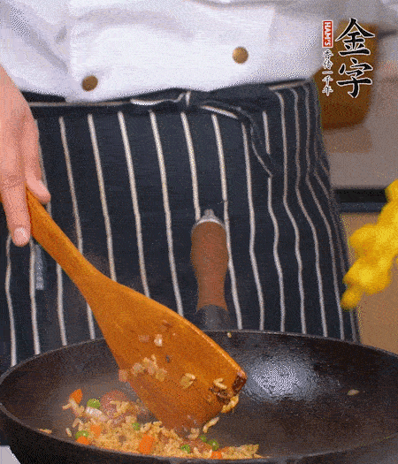 加咖喱塊、少許鹽、白糖調(diào)味，炒至咖喱塊融化后，倒米飯，翻炒至每粒米飯都包裹上咖喱，再放黃椒、青椒粒，出鍋前加菠蘿粒和小蔥翻拌均勻。