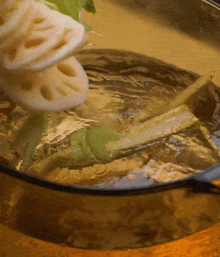 把玉米筍（對半切開）、西芹（切斜片）、蓮藕（切片），放入開水鍋內(nèi)，加點少許鹽、油，汆燙2分鐘。