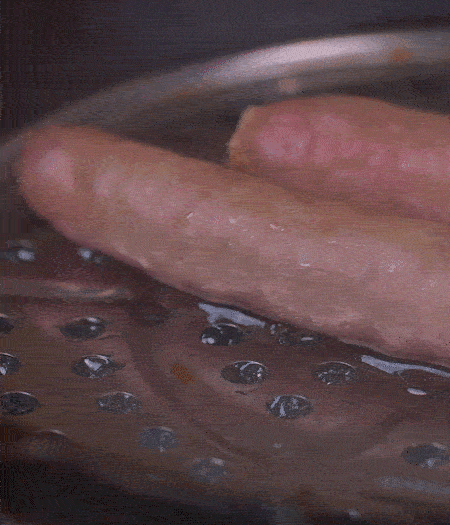 金字10°鮮低溫香腸蒸10分鐘后，切片。