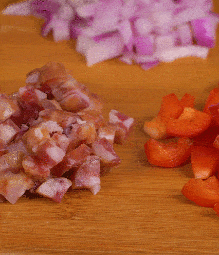 黃椒、紅椒、白洋蔥、土豆、大蔥分別切丁。金字10°鮮低溫香腸切丁。