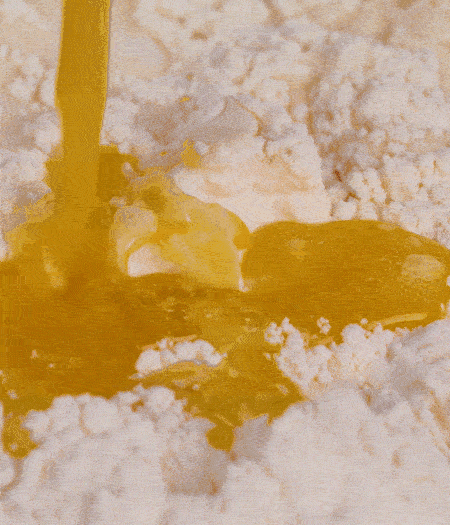 加融化的30g黃油（要不熱再倒）、黃椒、紅椒、白洋蔥、土豆、大蔥、香腸繼續(xù)攪拌均勻。