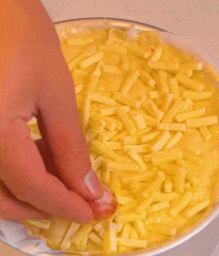 撒上馬蘇里拉芝士，用香腸片裝飾表面，180攝氏度烤箱烤20-25分鐘。