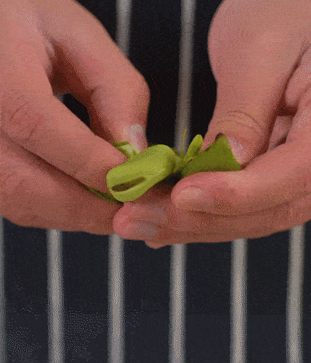 選用鮮嫩蠶豆，剝?nèi)ネ鈿ち粝露姑紫磧簦_成兩瓣。