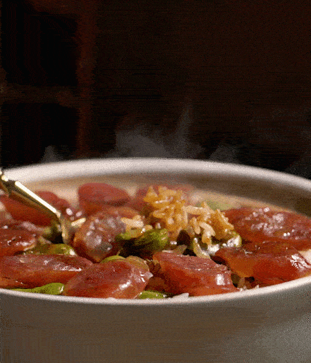 用生抽、白糖、蠔油、芝麻油調(diào)個(gè)汁，淋汁、攪拌、開吃。