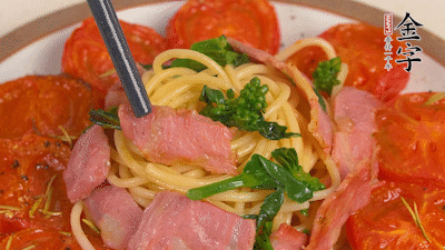 加菜花翻炒1分鐘后加意面，翻炒1分鐘后用少許鹽、黑胡椒調味即可。