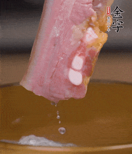 煮過的西蘭花切碎。煮熟的淡咸肉切丁。