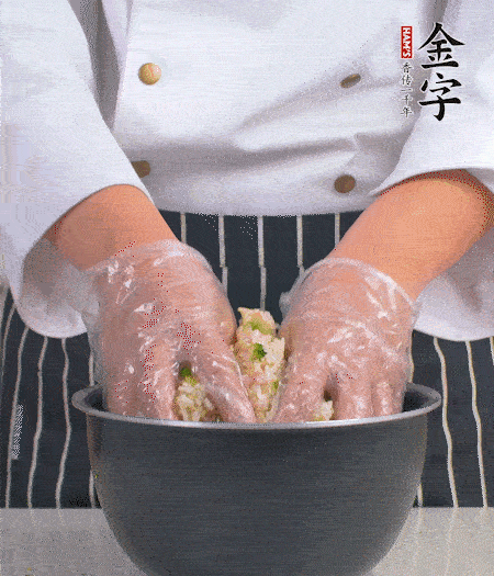 米飯中放西蘭花碎、咸肉丁，加少許黑胡椒、十來滴橄欖油拌勻。