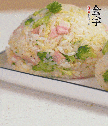 拌好的飯攥成飯團。