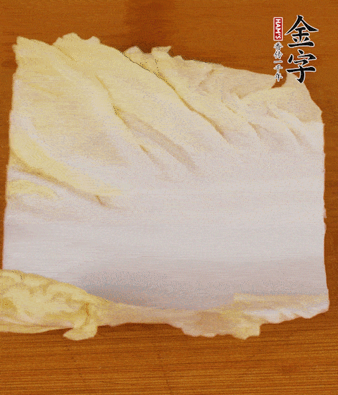 一片白菜一片淡火腿交替疊起，疊個兩三層放進鍋內，直到塞滿鍋。