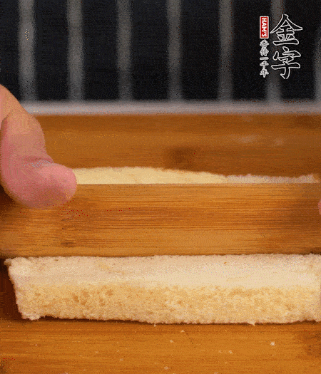 吐司切去四邊，搟??；烤腸竹簽穿過。