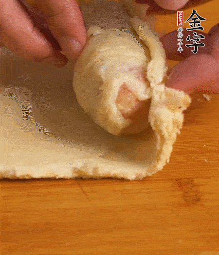 吐司卷起香腸，吐司尾端涂抹少許全蛋液，卷好的吐司表面蘸上蛋液，在裹上一層面包糠，送入預(yù)熱好的烤箱中。