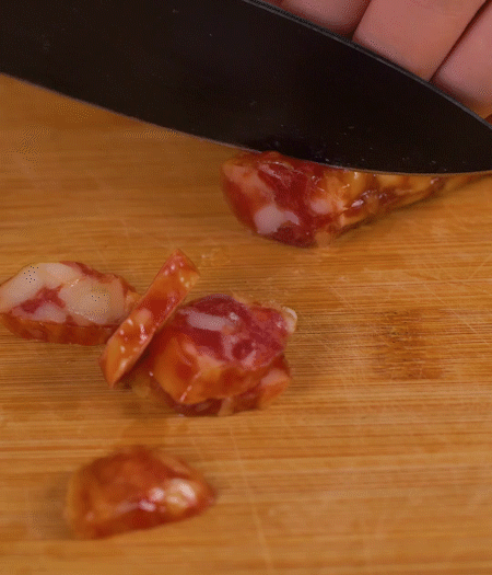 香腸切薄片。