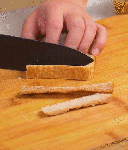 取1片黑麥吐司片，去掉邊邊，涂上一層蛋黃醬。