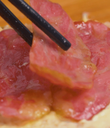 放上火腿、芝士片、生菜，再放一片土司。