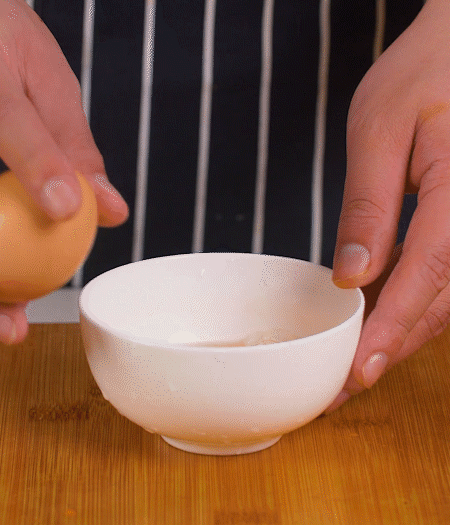 起鍋熱油，蛋液煎成雞蛋碎。金字淡咸肉切成絲。