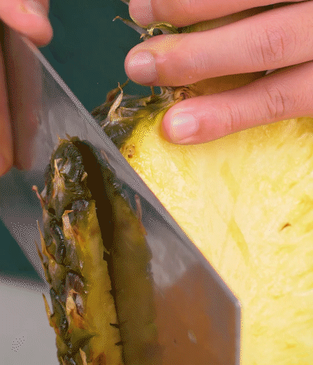 鳳梨去皮把果肉切塊，醬肉切小塊。