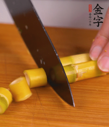 小野筍剝?nèi)ネ馄ぃ谐尚《巍?>
					</div>
					<span>步驟 2/7</span>
					<p>小野筍剝?nèi)ネ馄?，切成小段?/p>
				</li><li>
					<div   id=