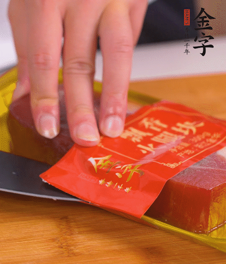 金字火腿切片，生姜切絲，蔥白切末。