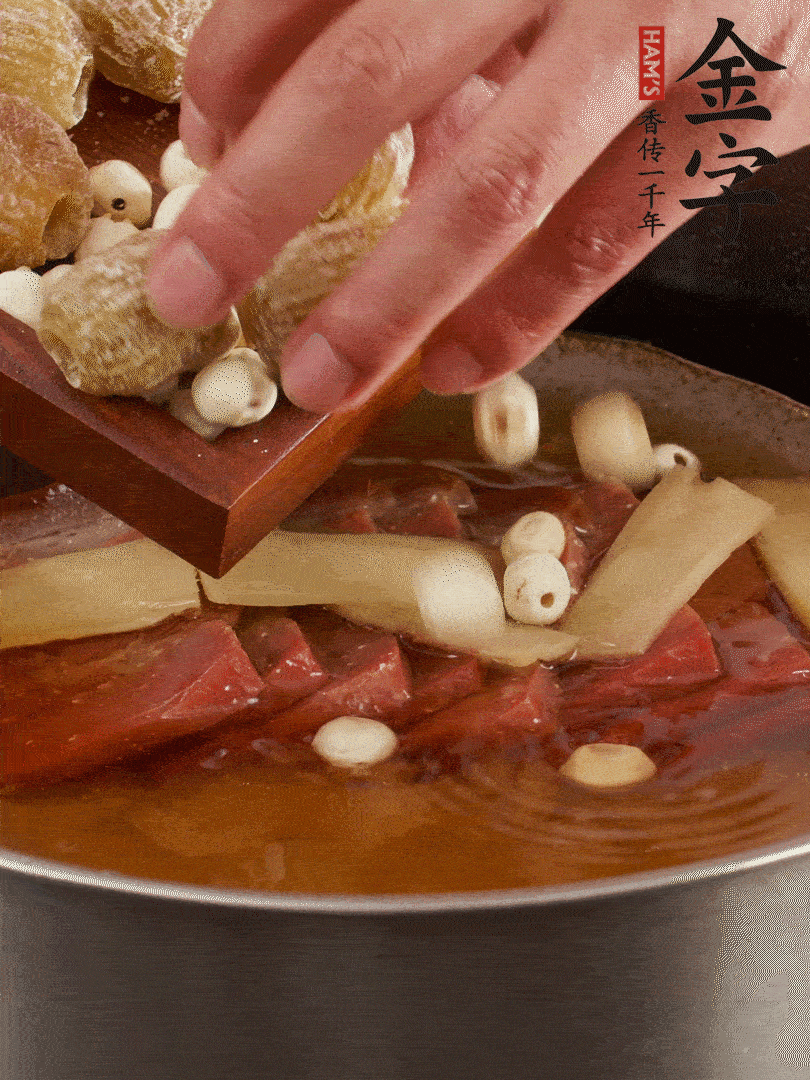 待冰糖融化后，放入蜜棗、蓮子同蒸25分鐘左右。